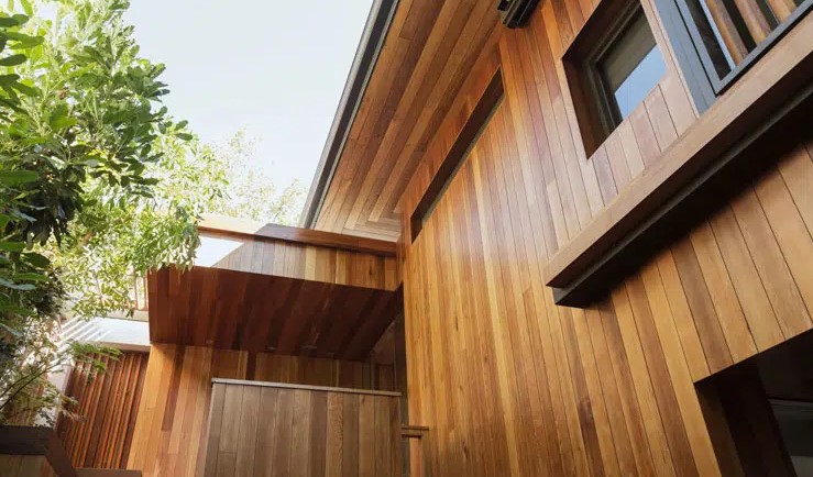 modern huis met houten gevelbekleding